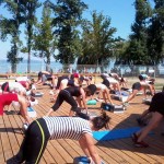 Edzés a medence partján, háttérben a Balaton 