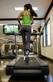 Bemelegítés, majd futás. A legtöbb teremben TV-t nézhetsz edzés közben.