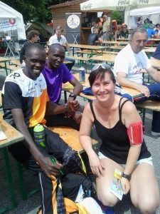 A győztes kenyai futók (Benedek-Team és Run2gether) Keniaischen gewinner Läufer